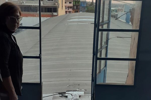 Joven cae de techo de edificio al intentar rescatar un gato