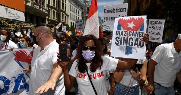 La Nación / Cientos de personas marchan por la “libertad” en Cuba