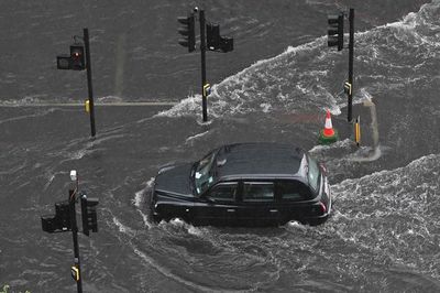 La lluvias torrenciales inundan partes de Londres y el sur de Inglaterra - Mundo - ABC Color