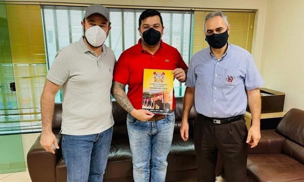 Bomberos de CDE reciben donación para nuevo móvil