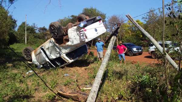 Jóvenes se salvan de milagro tras un aparatoso vuelco de vehículo