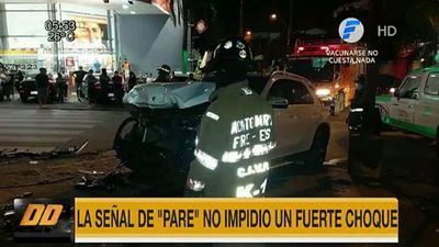 Conductor de camioneta no respeta señal de "pare" y provoca accidente