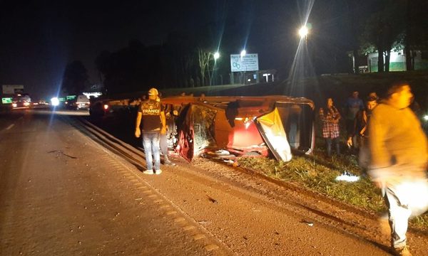 Conductor fallece en aparatoso accidente y su esposa e hija se salvan de milagro