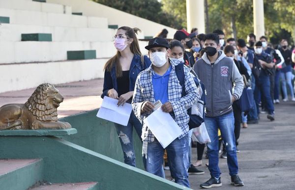 Hoy lunes se vacunan personas de 20 años en adelante con terminación 4 y 5