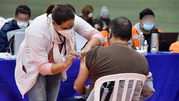 Temor y desconfianza hacia vacunas anti-Covid persisten, lamenta Salud