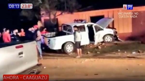 Patrullera choca contra una casa en Yhú | Noticias Paraguay