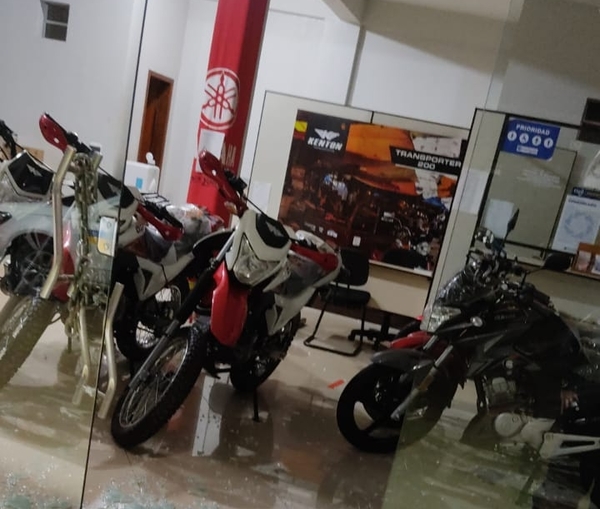 Roban dos motocicletas de local comercial en CDE
