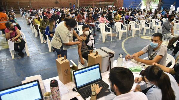 Covid-19: Con alta afluencia de personas continúa la vacunación para mayores de 20 años