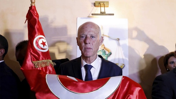 Presidente tunecino cesa al primer ministro y suspende el Parlamento