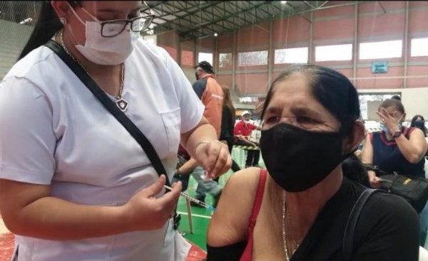 Mujer de 66 años amenaza con echar a sus hijas de la casa