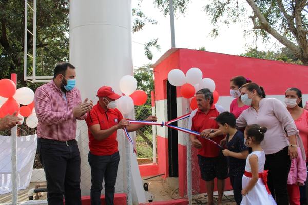 Intendente inaugura pozo artesiano en el Barrio Santa Lucía - Noticiero Paraguay