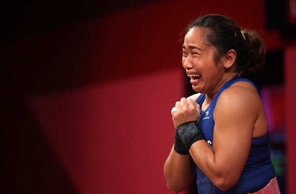 Atleta rompe en llanto tras ganar la primera medalla de oro para su país