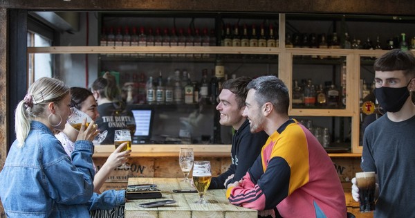 La Nación / Pubs y restaurantes de Irlanda abren su interior para vacunados