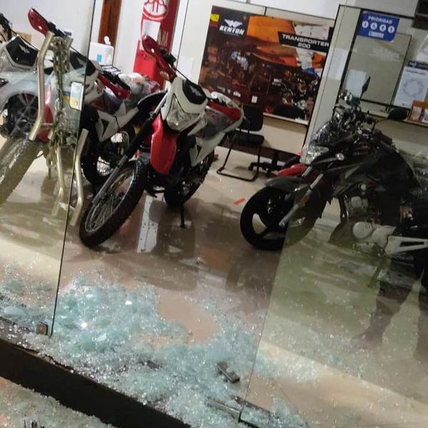 Rompen blíndex de local comercial y roban dos motos - ABC en el Este - ABC Color