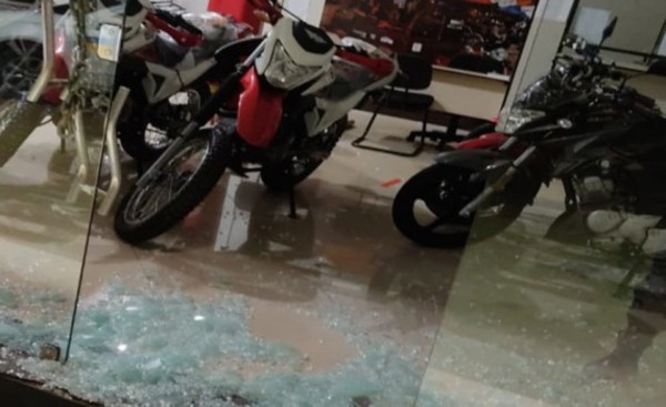 Rateros quiebran blindex de local comercial y hurtan dos motocicletas