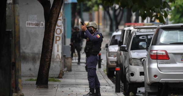 La Nación / Vivir entre las balas en las barriadas de una Venezuela empobrecida