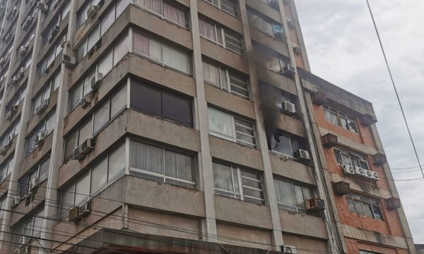 Controlan principio de incendio en un edificio de Asunción