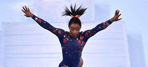 Simone Biles siente a veces el peso del mundo sobre sus hombros