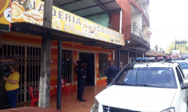 Hurtan vehículo estacionado frente a una panadería