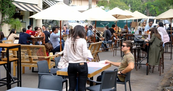La Nación / Restaurantes no tienen intenciones de diferencia a clientes vacunados de los no inmunizados
