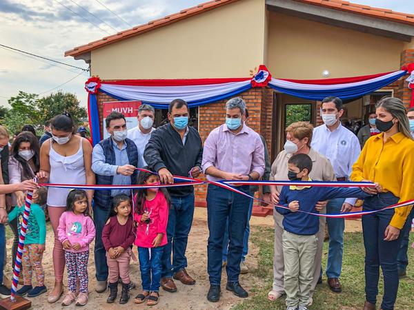 Familias de Caazapá ya disfrutan de sus nuevas viviendas entregadas a través del MUVH