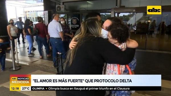 Viajeros llegan, se les abraza y a sus familiares no les exigen cuarentena - Nacionales - ABC Color
