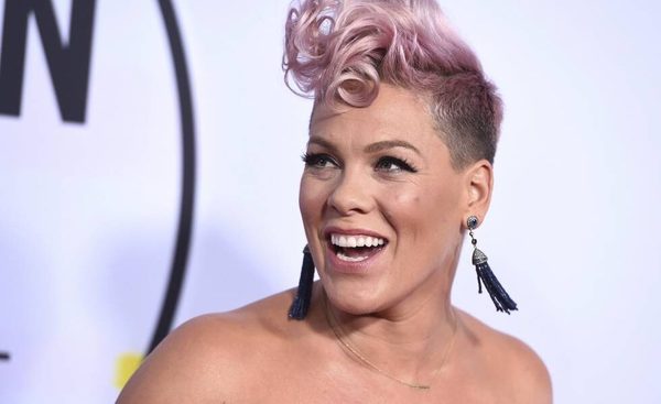 Pink se ofreció a pagar multa que impusieron al equipo femenino de handball de Noruega por sus atuendos