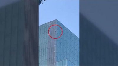 Un joven escala sin protección un hotel de 120 metros de altura