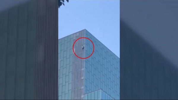 Un joven escala sin protección un hotel de 120 metros de altura