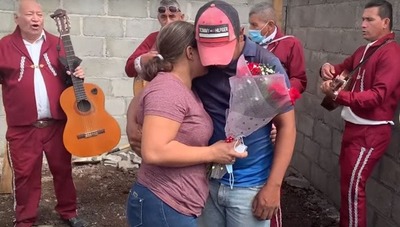 VIRAL | En plena obra, un albañil propuso matrimonio a su novia