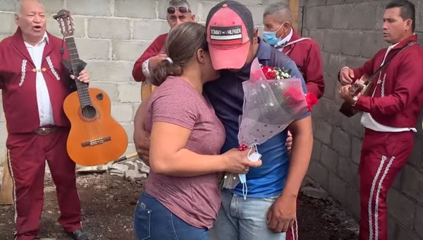VIRAL | En plena obra, un albañil propuso matrimonio a su novia