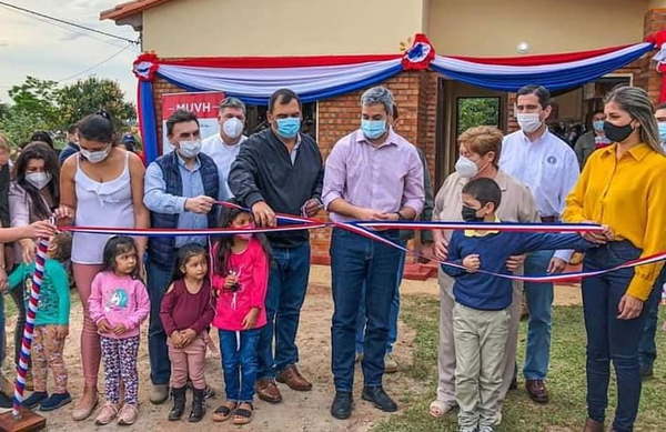Más de 300 familias de Caazapá reciben llaves de sus nuevas viviendas - Noticiero Paraguay