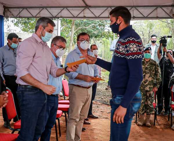 Jóvenes de Caazapá reciben pago por becas universitarias