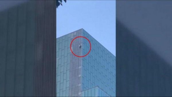 Barcelona: Un joven escala sin protección un hotel de 120 metros de altura