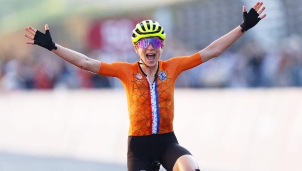 ¿Cómo? Ciclista holandesa celebró sin saber que su rival le ganó