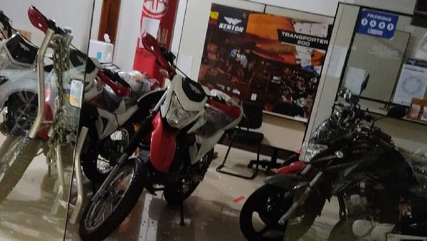Roban dos motocicletas de local de ventas en Ciudad del Este