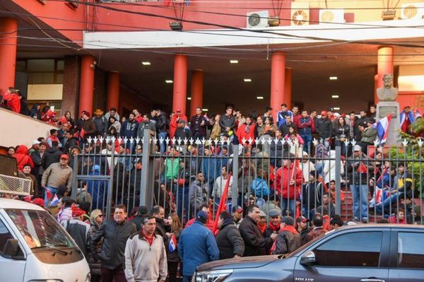 Colorados se reúnen para apoyar a Mario Abdo y cierran calles del microcentro