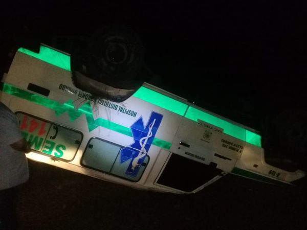 Ambulancia vuelca camino a Ayolas - Nacionales - ABC Color