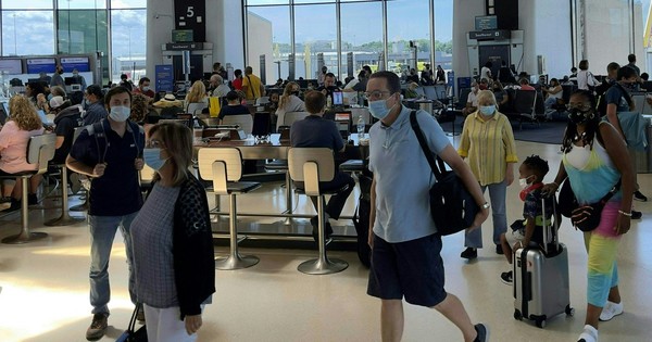 La Nación / Mantienen restricciones a viajes internacionales