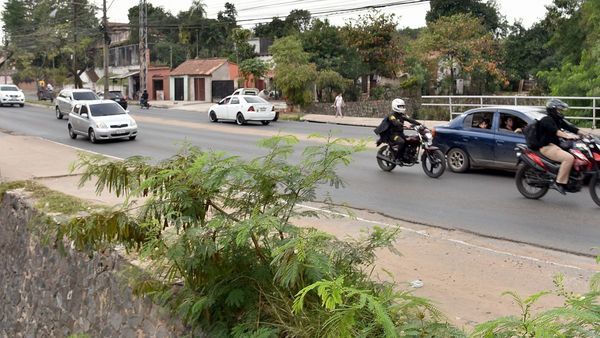 Barandas del puente sobre Artigas se  rompieron y riesgo está latente