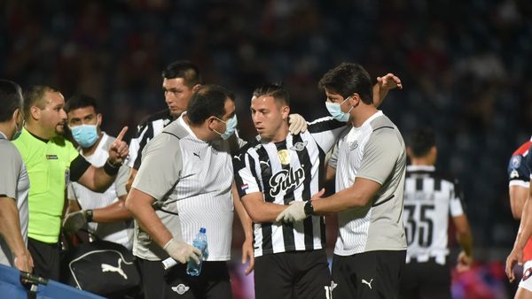 Di Tore reclama penal en la jugada contra Ferreira