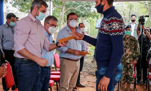 Mario Abdo entregó becas universitarias y aportes para salud en Caazapá