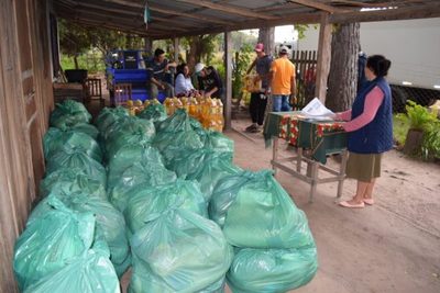 Bajante: asisten con víveres a más de 1.000 familias de pescadores de Itapúa