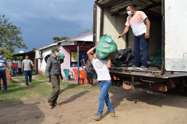 Yacyretá asiste con kits de víveres a pescadores afectados por la bajante del Paraná - El Trueno