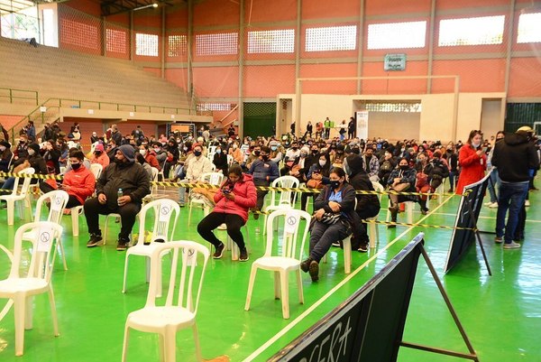 Vacunación a extranjeros únicamente se realiza en el Polideportivo de CDE