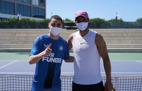 Miguel Almirón visita a Rafael Nadal con un regalo