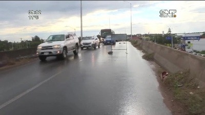 Peligrosa grieta golpea los vehículos y pone en peligro a conductores - SNT