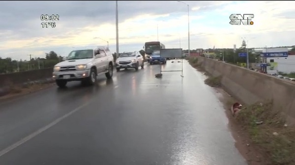 Peligrosa grieta golpea los vehículos y pone en peligro a conductores - SNT