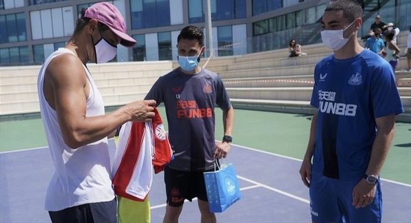 Entre fotos y regalos; Miguel Almirón visita a Rafa Nadal en Mallorca