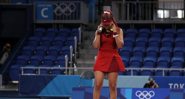 Naomi Osaka apunta a la presión luego de su sorpresiva eliminación